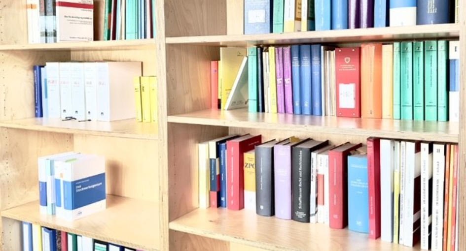 Juristische Fachliteratur in einem Kanzleiregal